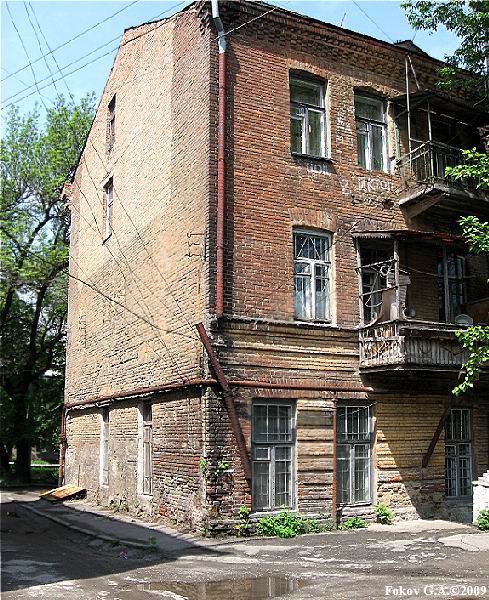Дом пекаря, Шмидта 35, боковая стена со следом от снаряда 